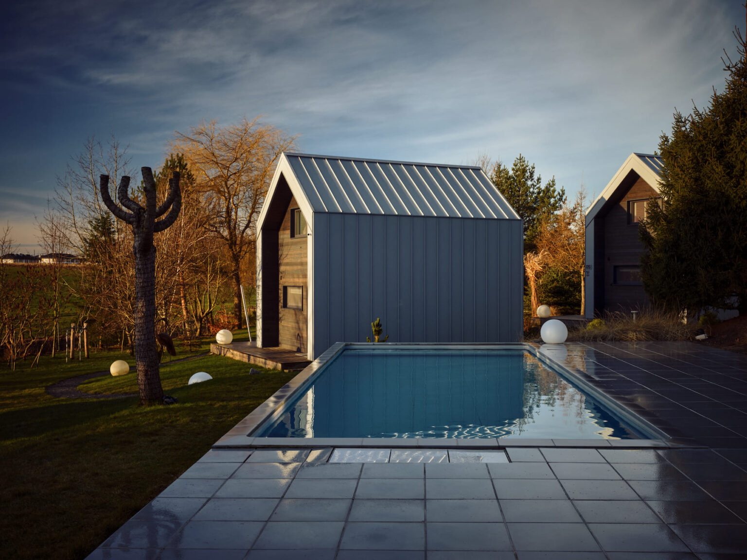 Skarpa Resort Ostsee Polen pool und Holz Haus