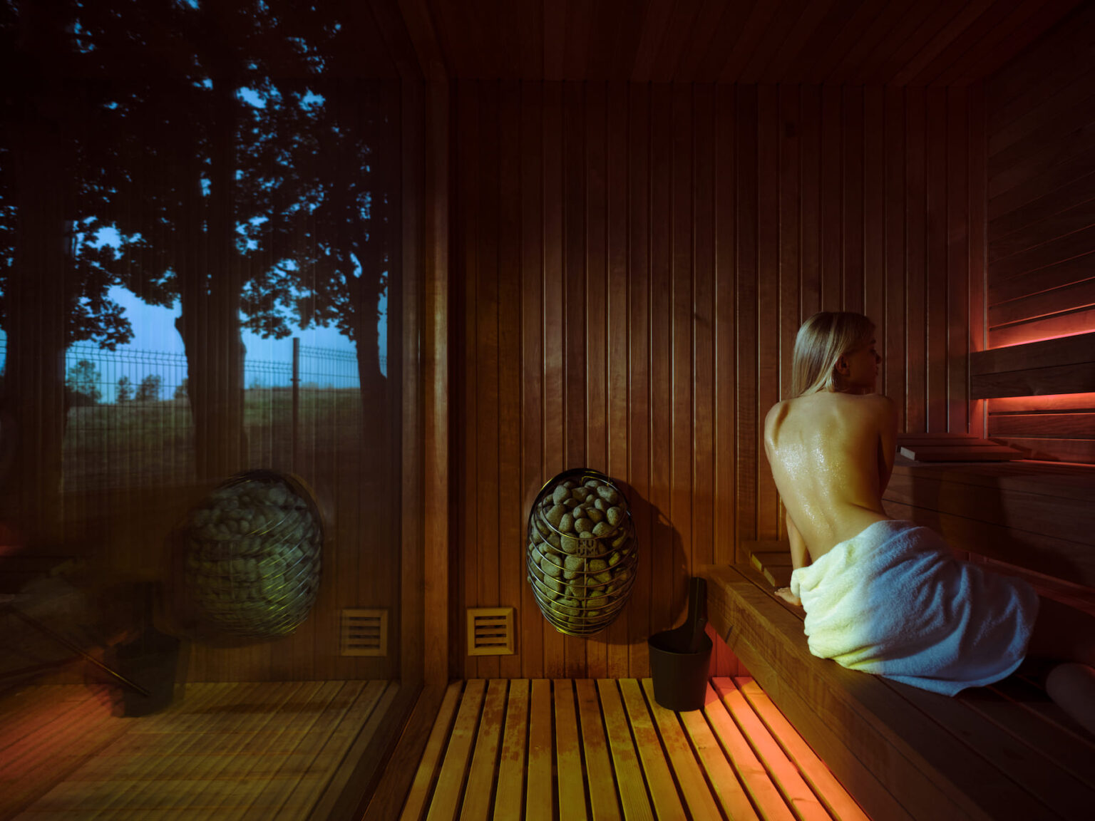 Skarpa Resort Ostsee Polen Holzcabin mit Frau in Sauna