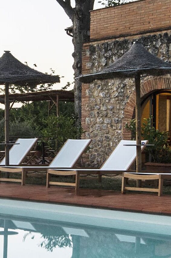 Vegan Agrivilla i pini Toskana Pool und Liegestühle